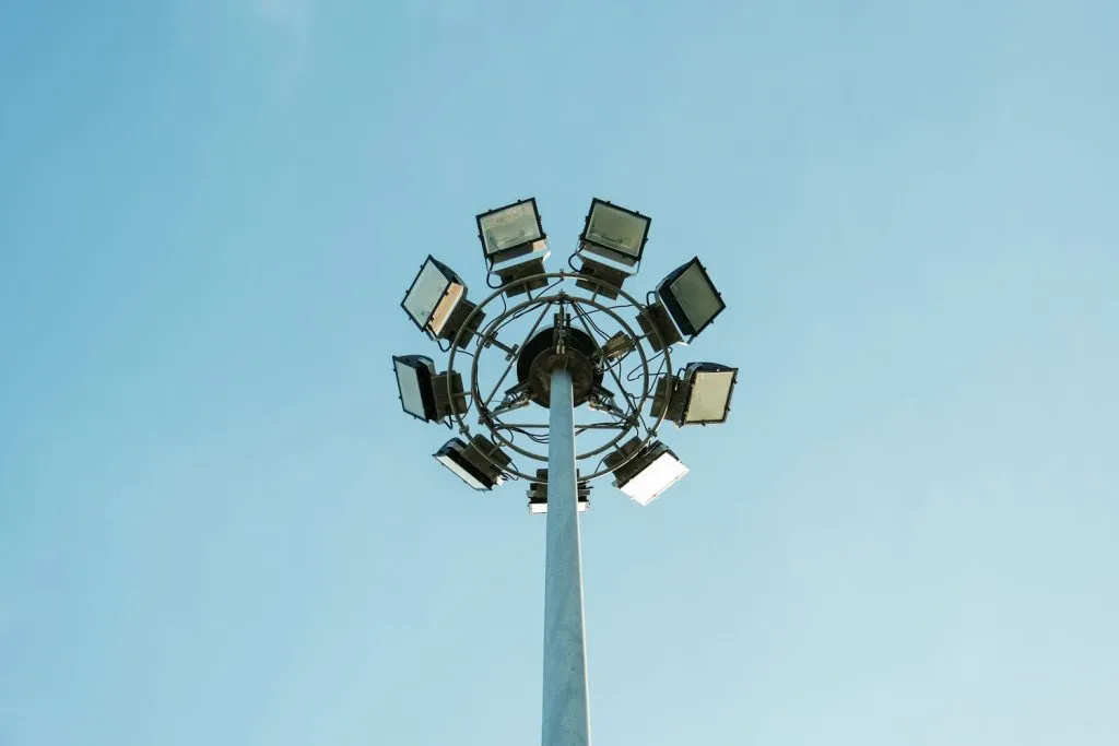 Puis-je utiliser des ampoules LED dans un projecteur extérieur 120 V CA ?